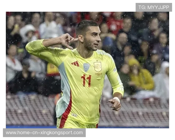 费兰托雷斯迎球侧身抽射动作流畅